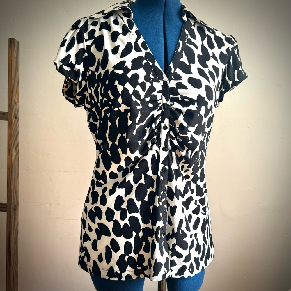Violet and Claire Black and White Fitted Short Sleeve Top